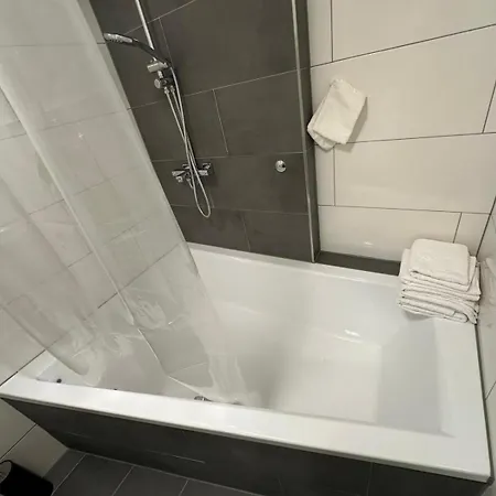 1 Wohung Mit Grosser Eckbadewanne Apartament *